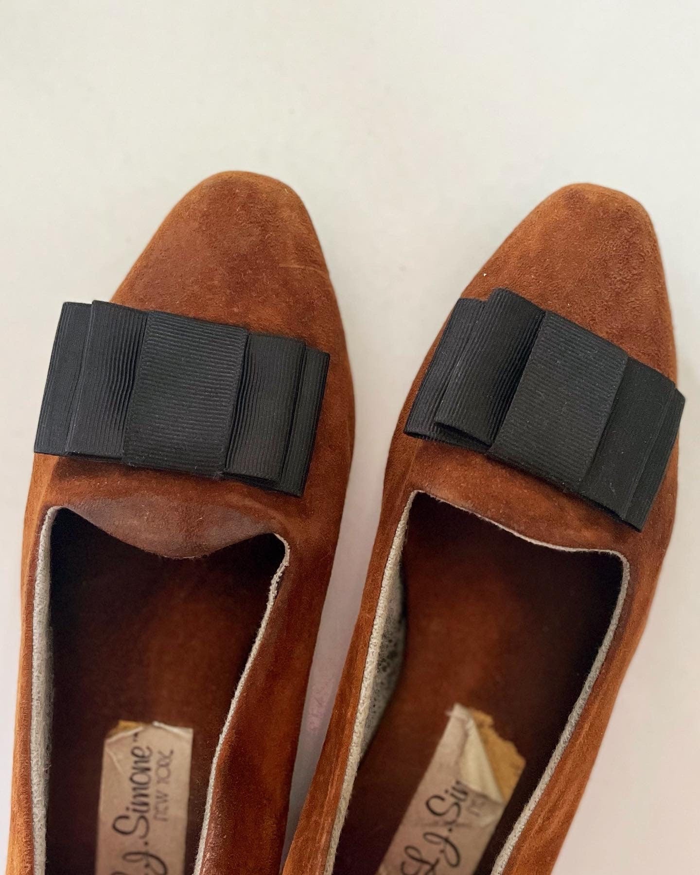 Vintage pointed toe suede shoes with black bow - size 7 / 7.5 - F-38
