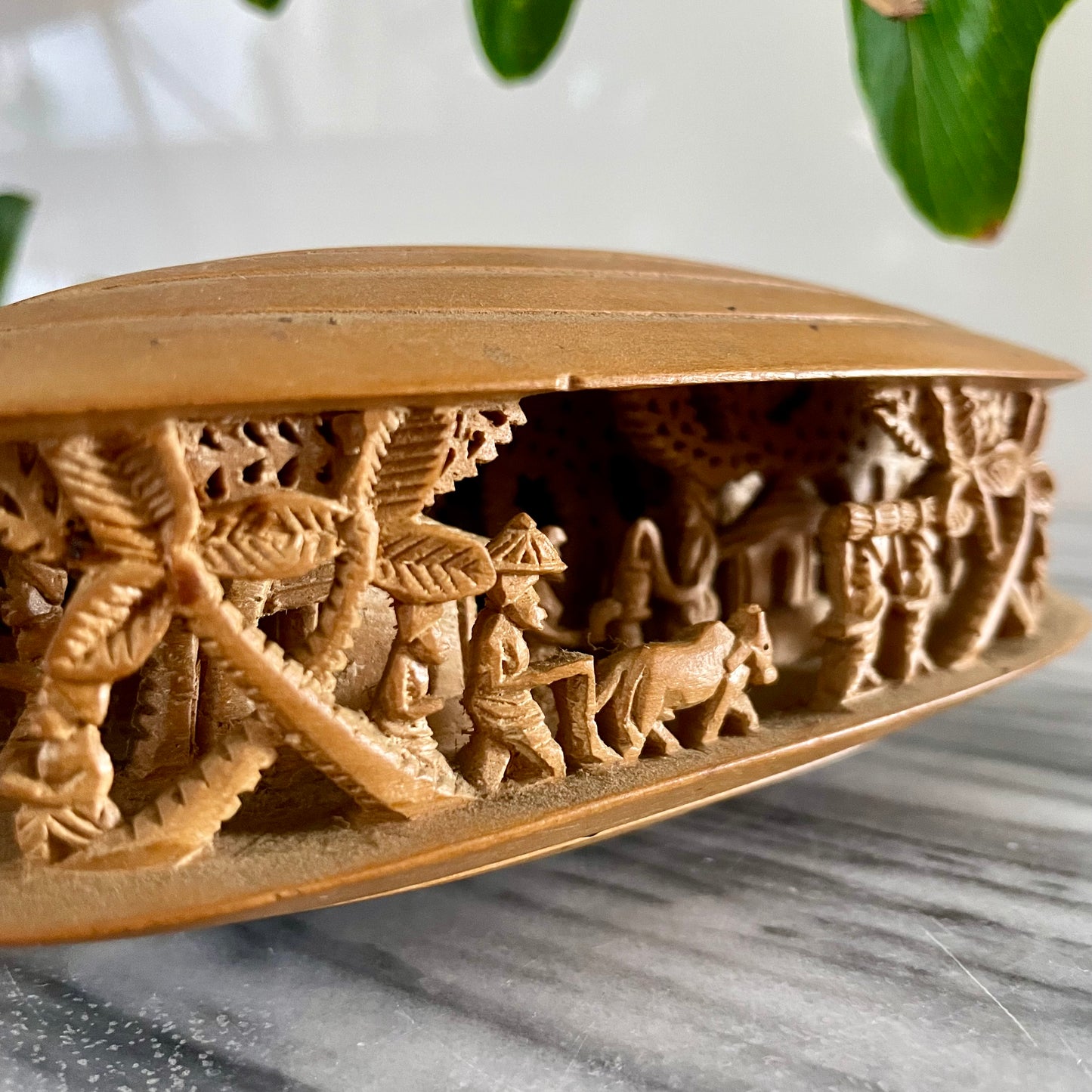 African folk art - Unusual carved wooden clam shell from Africa