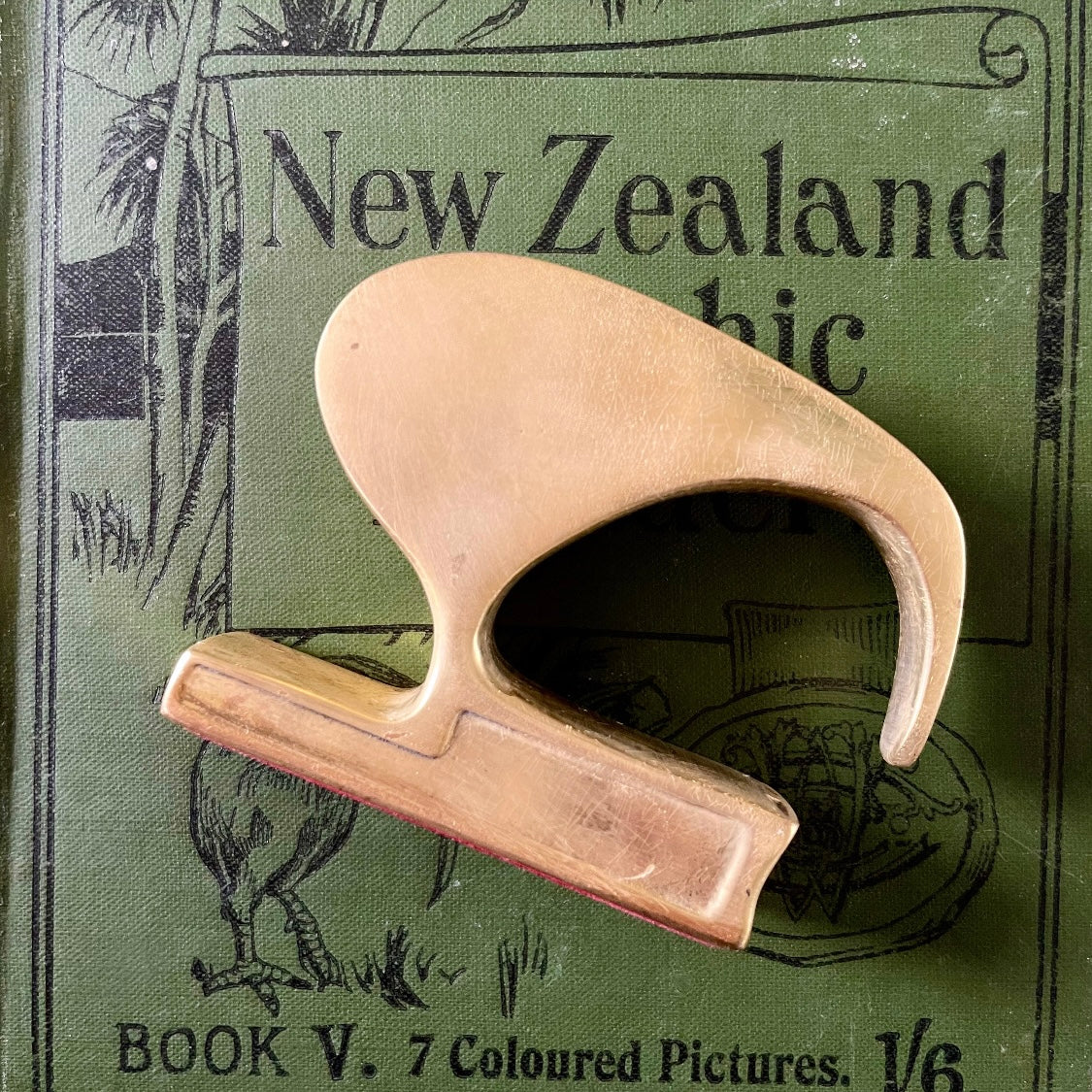 Midcentury modern brass kiwi bird - New Zealand metal kiwi figurine / paperweight statue