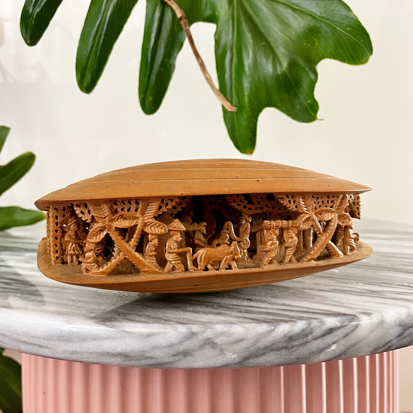 African folk art - Unusual carved wooden clam shell from Africa