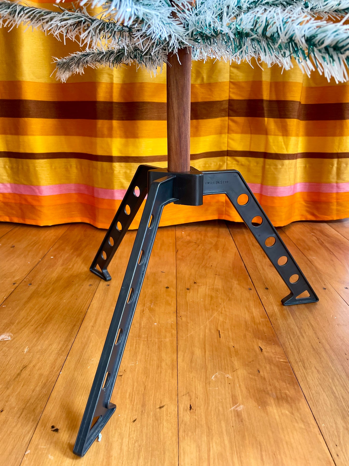 Merry & Bright - Sparkly green and silver vintage Christmas tree - 5 foot midcentury modern aluminum Xmas tree