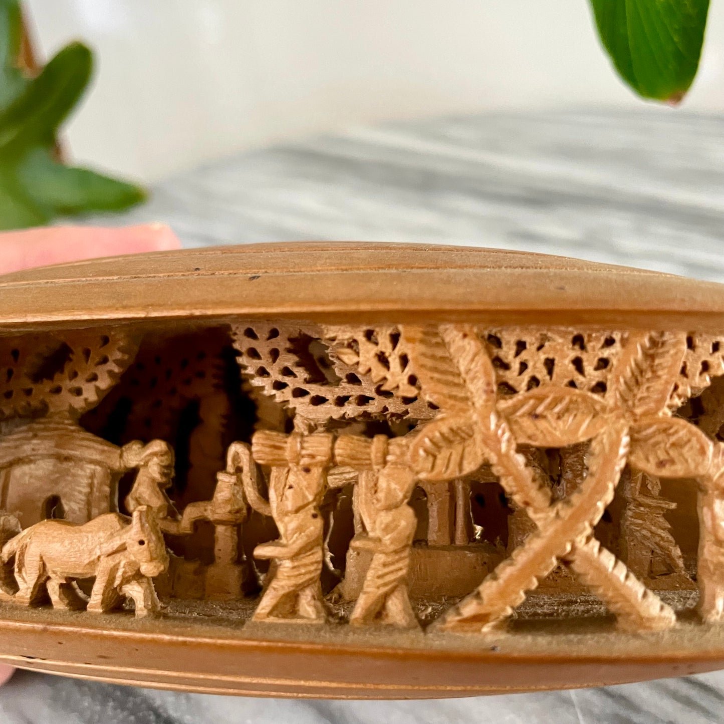 African folk art - Unusual carved wooden clam shell from Africa