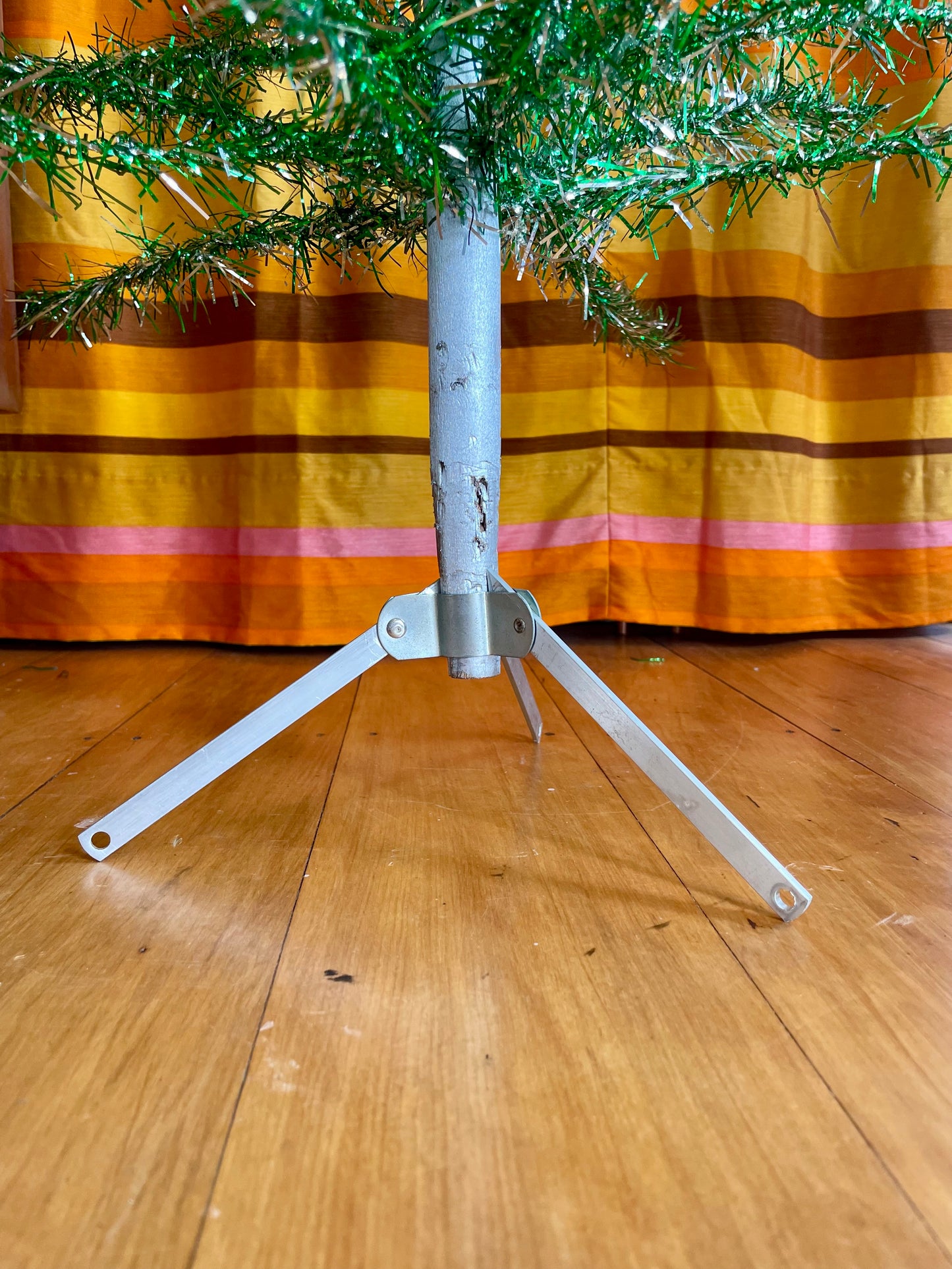 Merry & Bright - Sparkly green and silver vintage Christmas tree - 5 foot midcentury modern aluminum Xmas tree