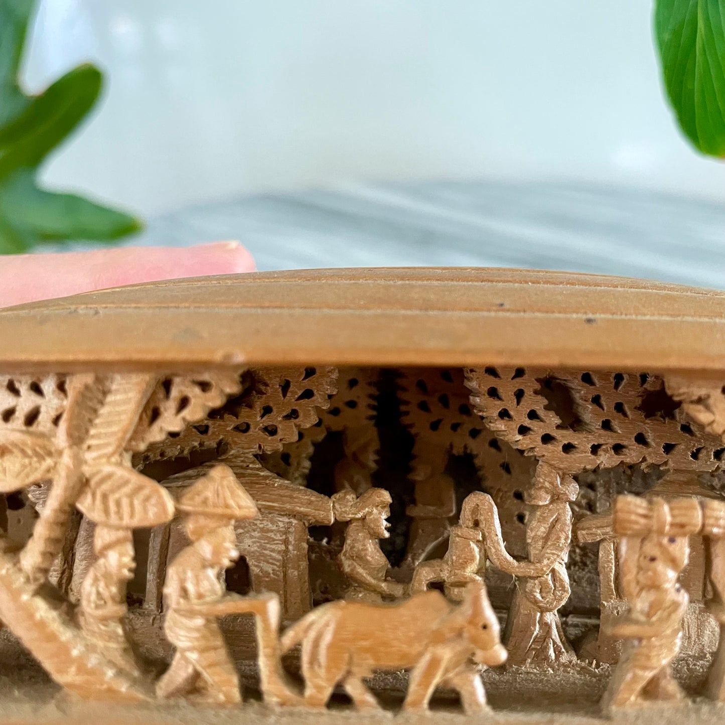 African folk art - Unusual carved wooden clam shell from Africa