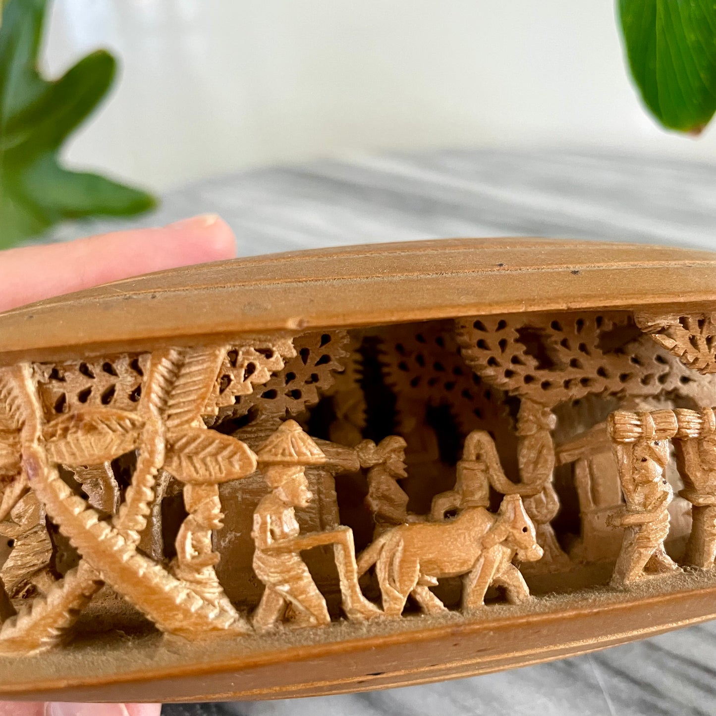 African folk art - Unusual carved wooden clam shell from Africa