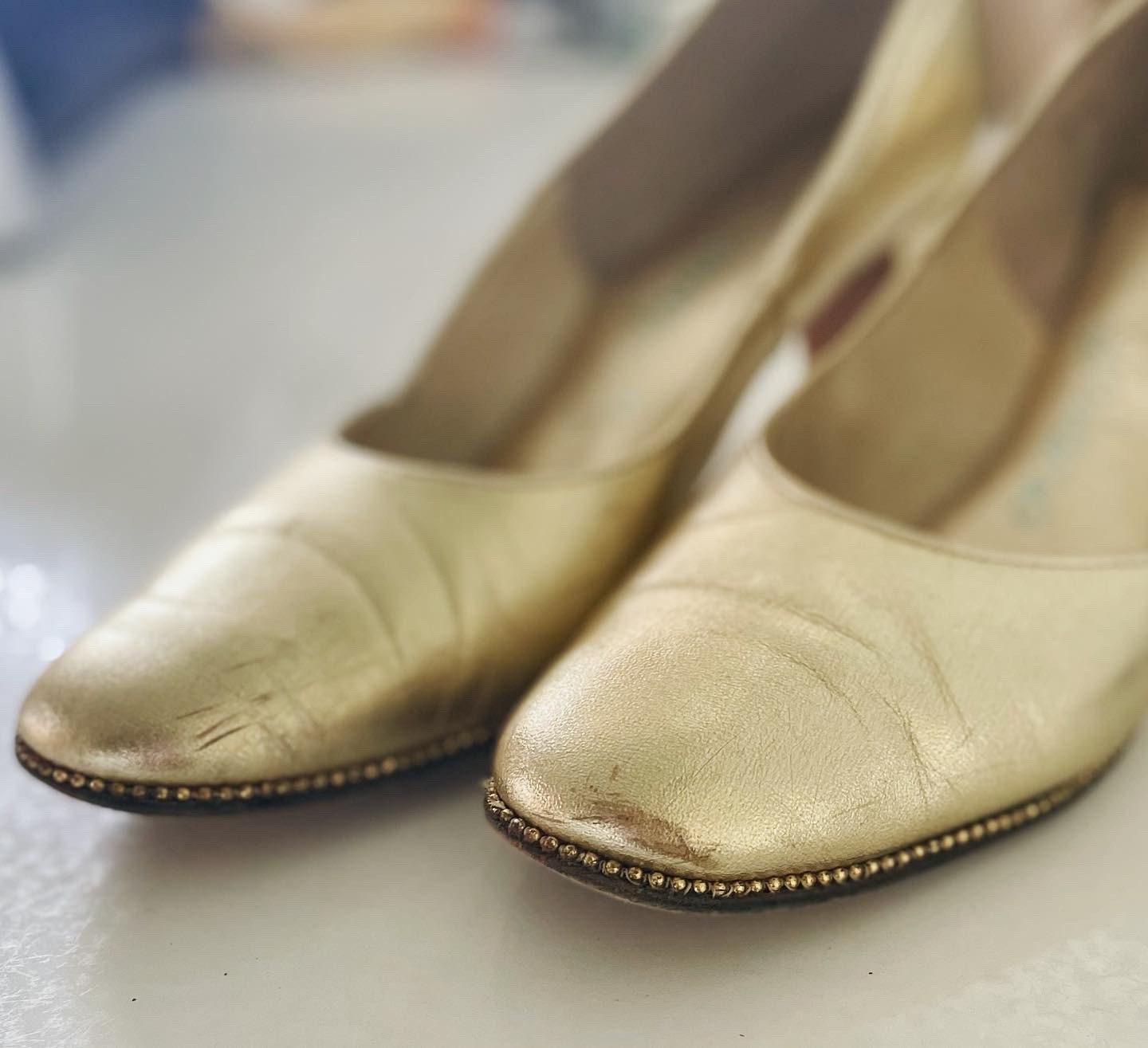 Holiday party shoes! Vintage metallic gold pumps / size 7-1/2 heels - F-26