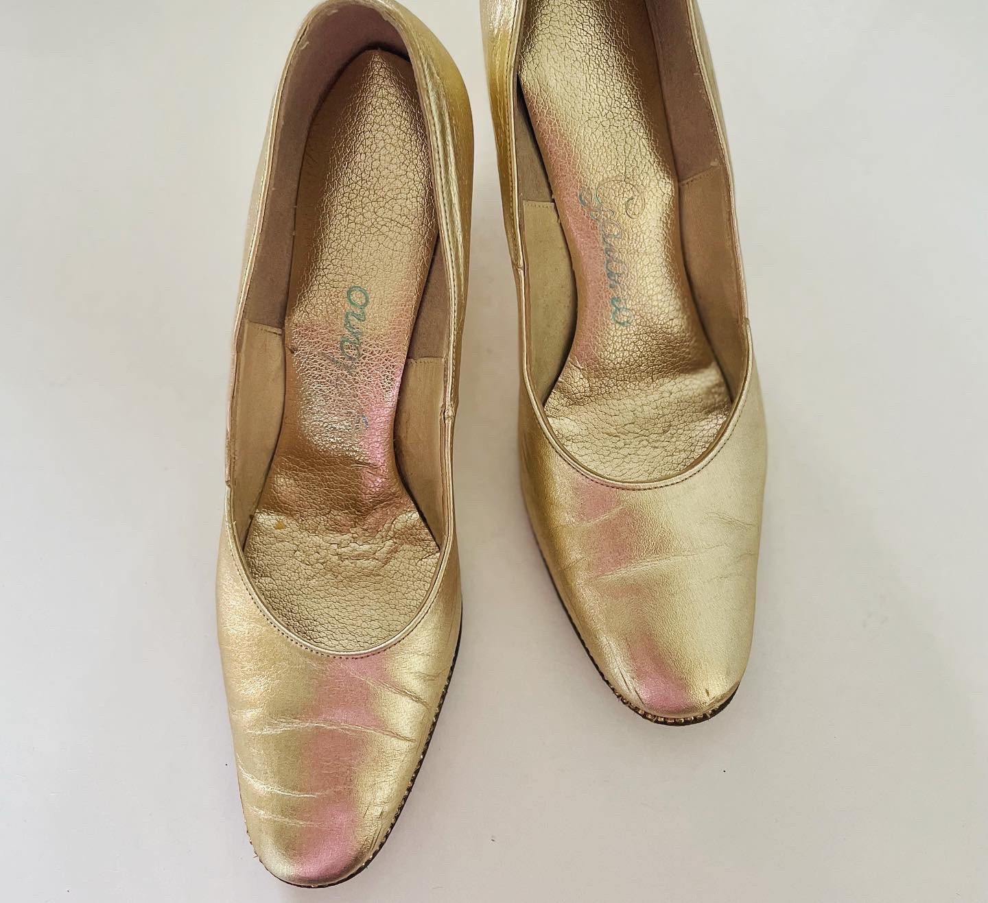 Holiday party shoes! Vintage metallic gold pumps / size 7-1/2 heels - F-26