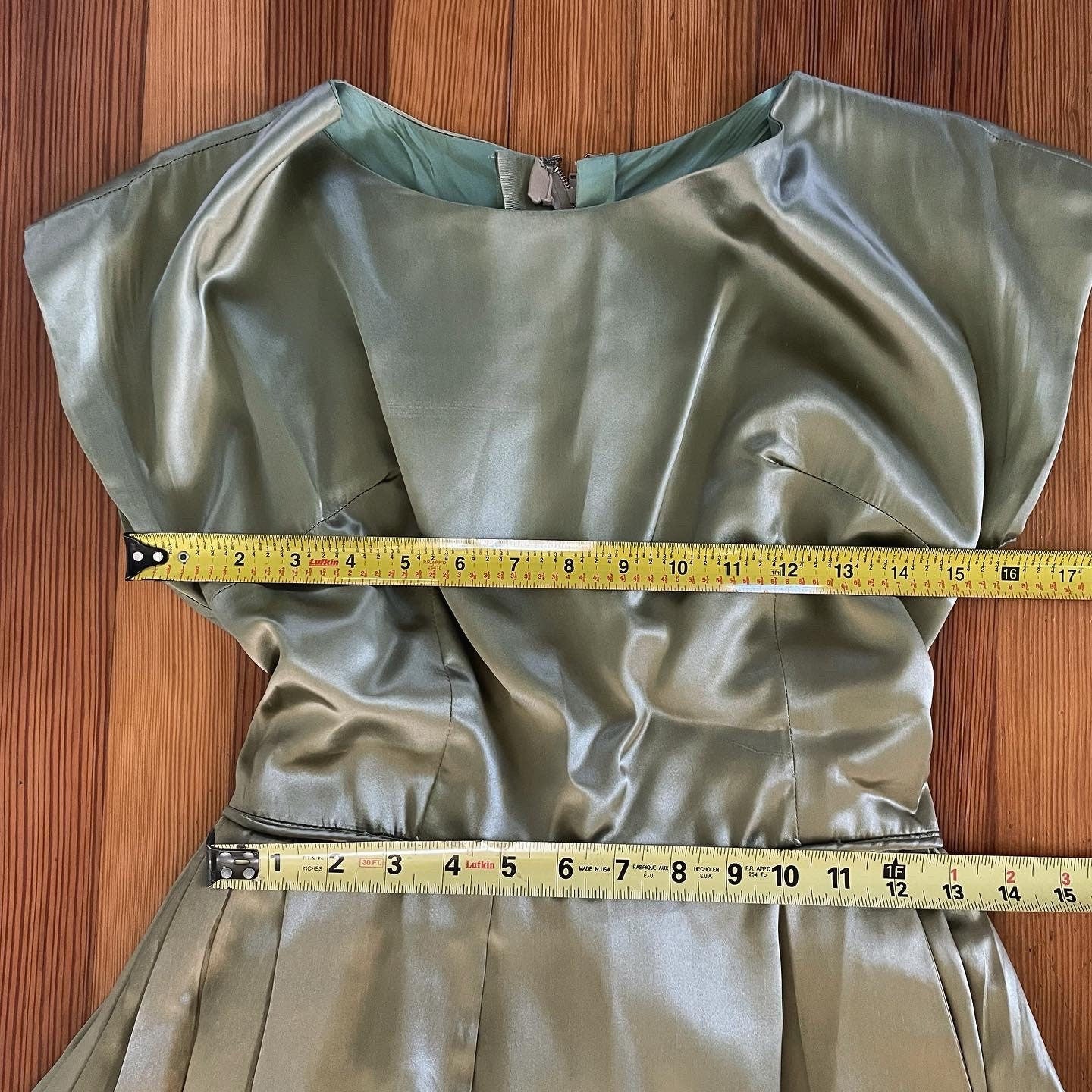 Gorgeous vintage satin dress with rose details - from New Zealand - F-48